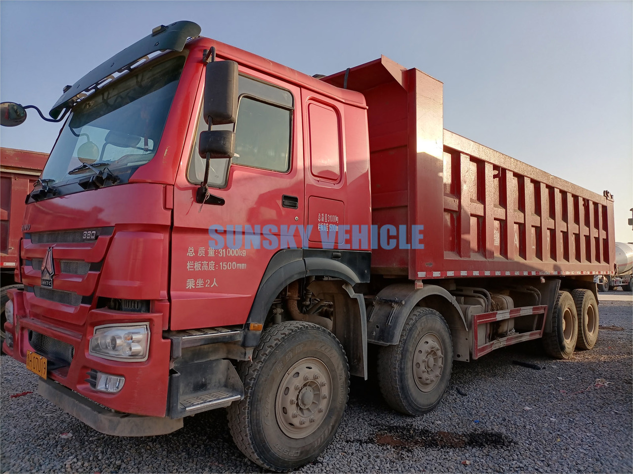 Camion benne pour transport de matériaux granulaires HOWO 8x4 NX430 Dump Truck: photos 10