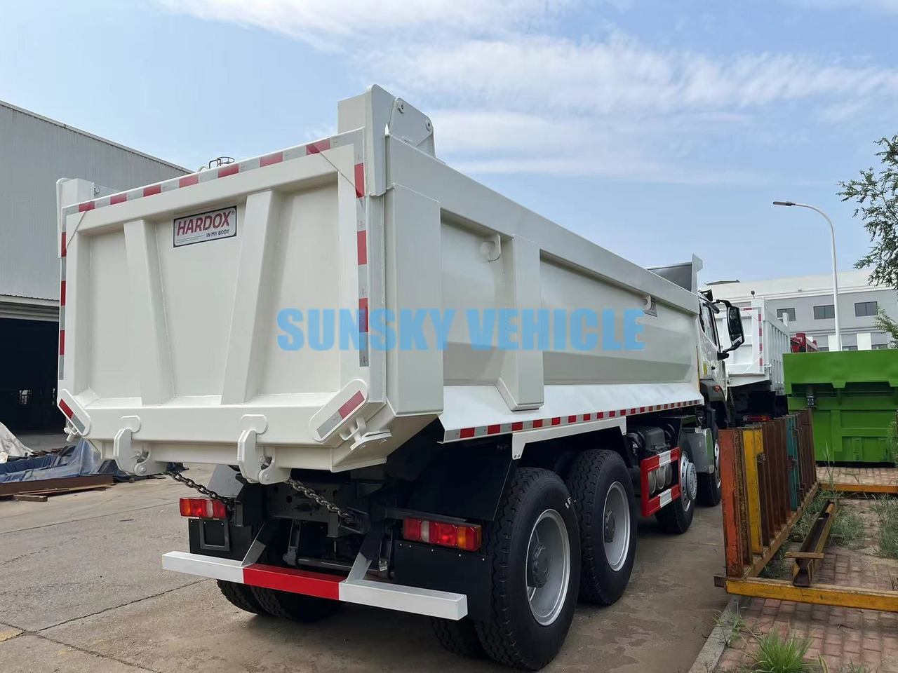 Camion benne pour transport de matériaux granulaires HOWO 8x4 NX430 Dump Truck: photos 6