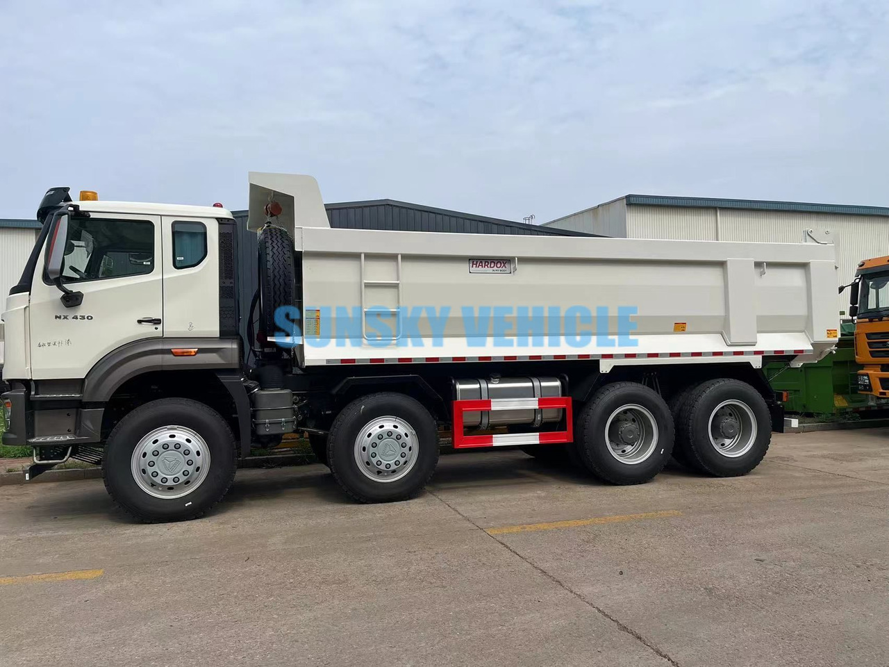 Camion benne pour transport de matériaux granulaires HOWO 8x4 NX430 Dump Truck: photos 5