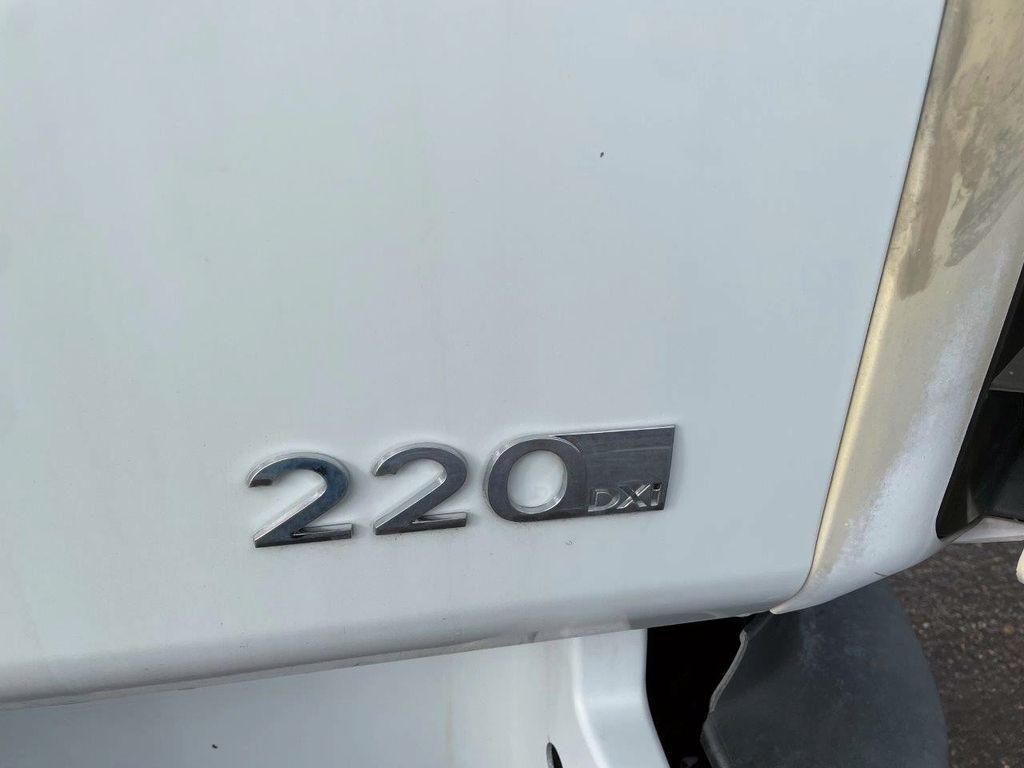 Camion bétaillère Renault MIDLUM 220 DXi: photos 9