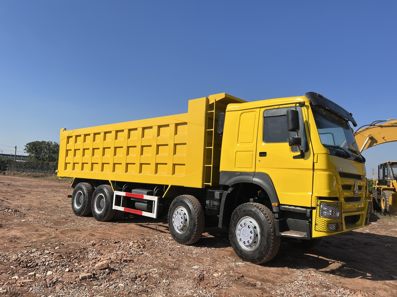 Camion benne pour transport de silo SINOTRUK HOWO 371 Dump Truck 8x4: photos 7