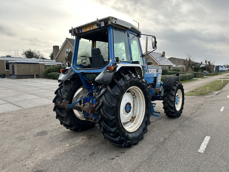 Tracteur agricole Ford 8210: photos 9