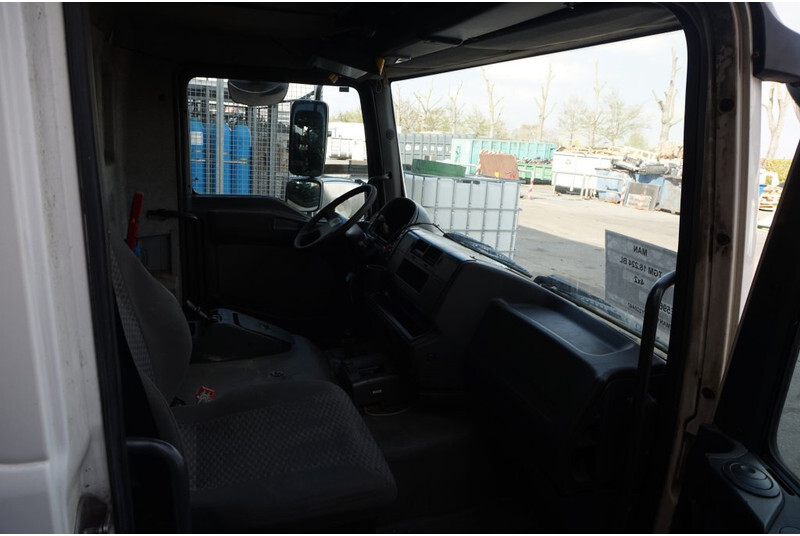 Cabine et intérieur pour Camion MAN F99L10 TGM 6 CYL: photos 6
