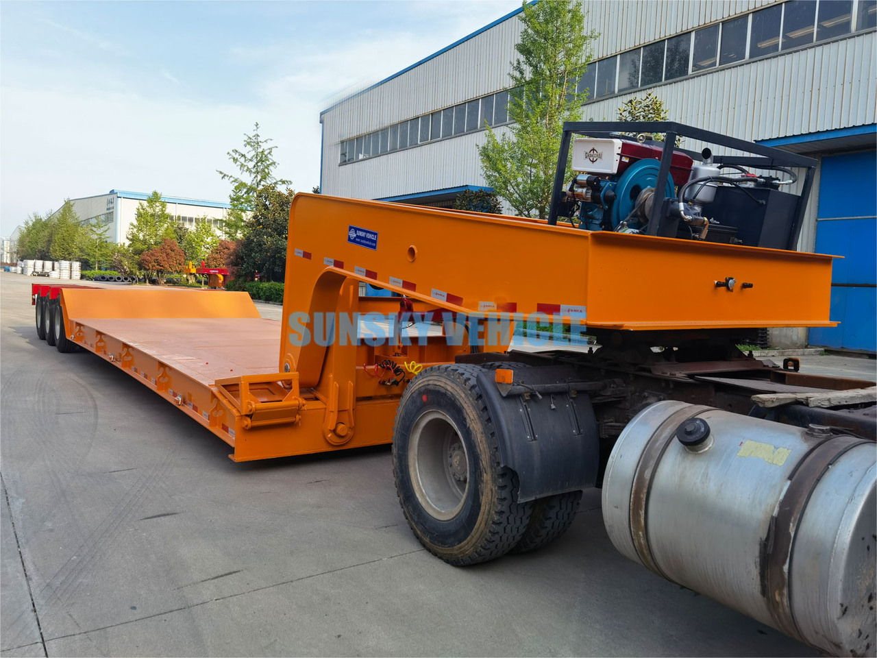 Semi-remorque surbaissé pour transport de équipements lourds neuf SUNSKY 3 Axle 70 Tons detachable gooseneck lowbed trailer: photos 4