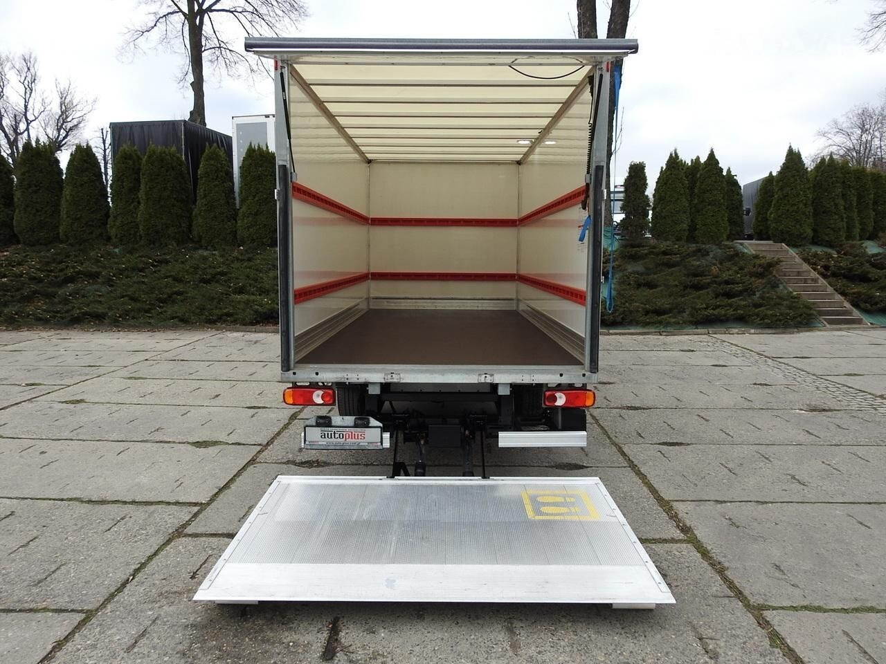 Fourgon grand volume Renault Koffer + tail lift: photos 9