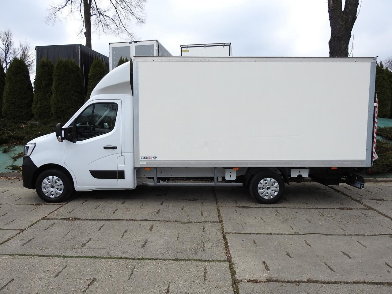 Fourgon grand volume Renault Koffer + tail lift: photos 5