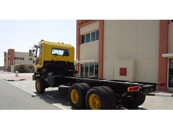 Nissan UD CZ4YL 6x6 Chassis Truck — crédit-bail Nissan UD CZ4YL 6x6 Chassis Truck: photos 2