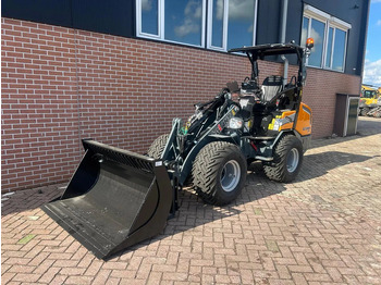Chargeuse compacte sur chenilles GIANT