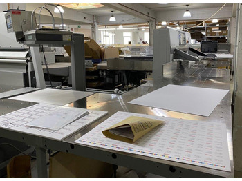 Massicot Large sized cutting system Polar 137 XT-AT with stacking lifter, automatic vibrator, scale and optional unloader: photos 3 Massicot Large sized cutting system Polar 137 XT-AT with stacking lifter, automatic vibrator, scale and optional unloader: photos 3