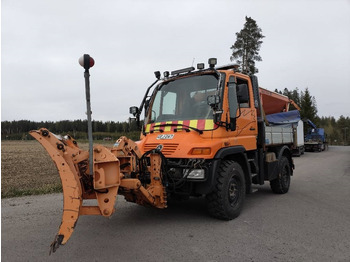 Engin de déneigement UNIMOG