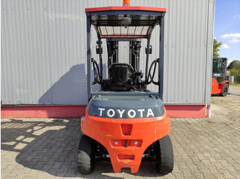 Chariot élévateur électrique Toyota 8FBMT40: photos 4 Chariot élévateur électrique Toyota 8FBMT40: photos 4