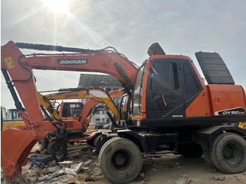 Pelle sur pneus DOOSAN