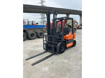 Chariot élévateur diesel Toyota FD25: photos 4 Chariot élévateur diesel Toyota FD25: photos 4