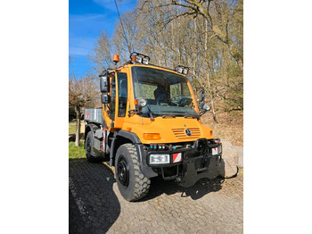Engin de déneigement UNIMOG U400