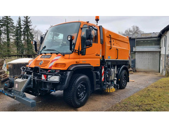 Balayeuse de voirie UNIMOG U400