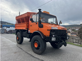 Engin de déneigement UNIMOG U1500
