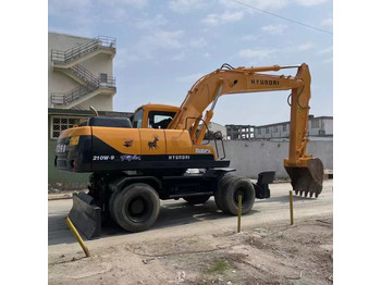 Chargeuse sur pneus HYUNDAI R210