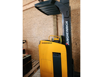 Chariot à mât rétractable JUNGHEINRICH