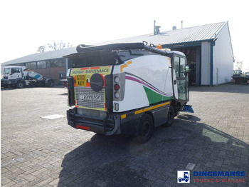 Johnston C202 compact street sweeper — crédit-bail Johnston C202 compact street sweeper: photos 4