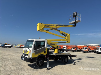 Camion avec nacelle NISSAN