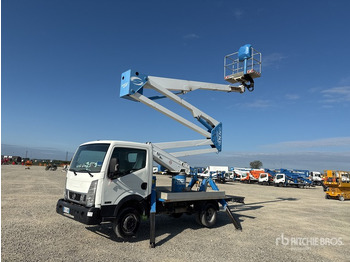 Camion avec nacelle NISSAN