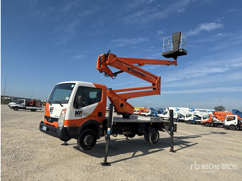 Camion avec nacelle NISSAN