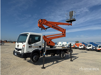 Camion avec nacelle NISSAN