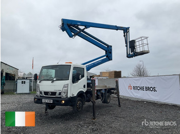 Camion avec nacelle NISSAN
