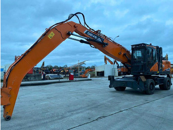 Pelle sur pneus DOOSAN