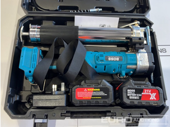 L'équipement de construction Boss 21 Volt Lithium Battery Cordless Grease Gun, 2 Batteries, Charger, Case, Shoulder Strap, Extension Pieces and Fittings: photos 4