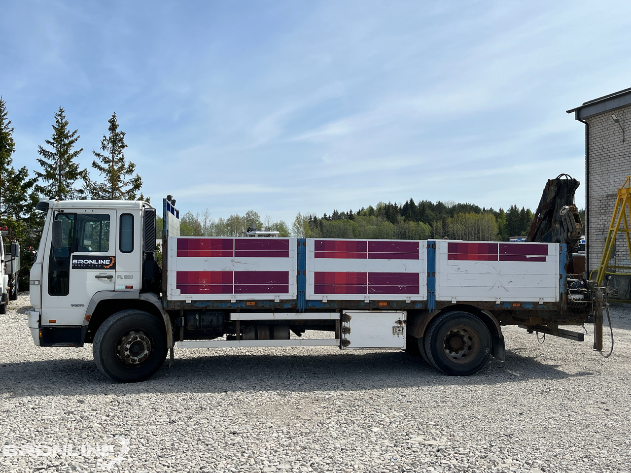 2000 Volvo FL220 4x2 + Hiab 102-4 - Camion plateau, Camion grue: photos 3 2000 Volvo FL220 4x2 + Hiab 102-4 - Camion plateau, Camion grue: photos 3
