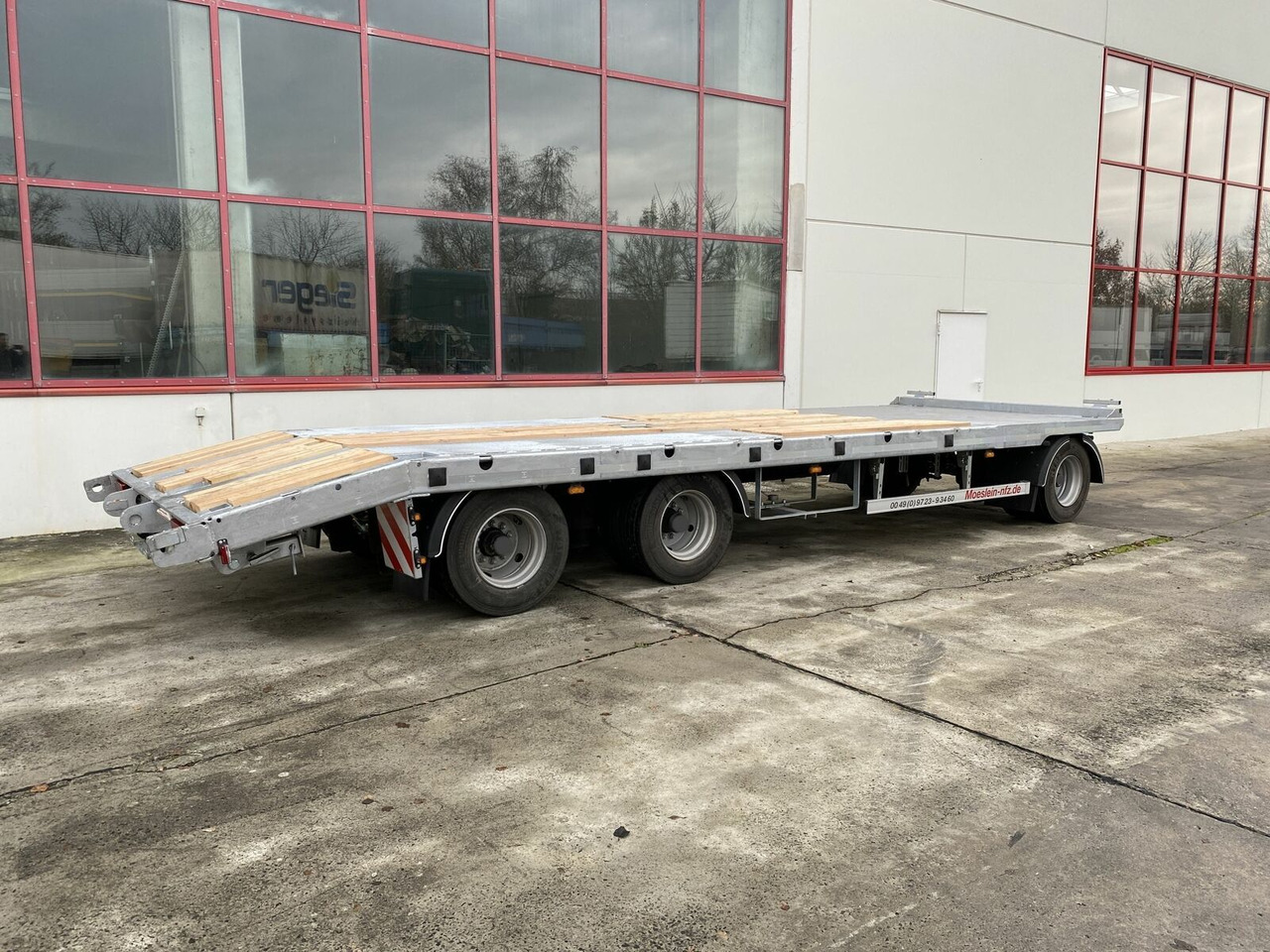 Möslein 3 Achs Tieflader gerader Ladefläche 8,10 m,Neuf - Remorque porte-engin surbaissée: photos 3 Möslein 3 Achs Tieflader gerader Ladefläche 8,10 m,Neuf - Remorque porte-engin surbaissée: photos 3