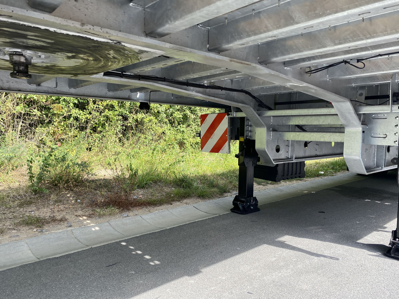 Möslein ST 3-Plato 9,4 3 Achs Satteltieflader Plato 45 t GGfür Fertigteile, Baumaschinen oder Container - Semi-remorque surbaissé: photos 5 Möslein ST 3-Plato 9,4 3 Achs Satteltieflader Plato 45 t GGfür Fertigteile, Baumaschinen oder Container - Semi-remorque surbaissé: photos 5