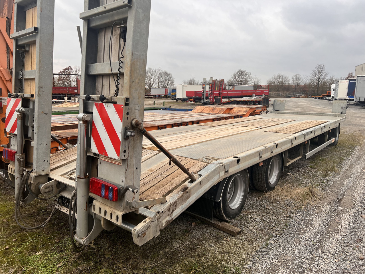 Möslein TO 3 F Schwebheim 3 Achs Tiefladeranhänger 9 m Ladefläche - Remorque porte-engin surbaissée: photos 3 Möslein TO 3 F Schwebheim 3 Achs Tiefladeranhänger 9 m Ladefläche - Remorque porte-engin surbaissée: photos 3