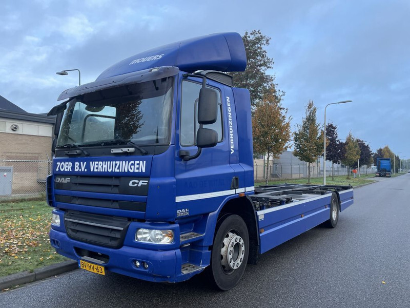 DAF CF 65 Verhuiswagen 20/25 foot ! origineel 220.000 km - Camion porte-conteneur/ Caisse mobile: photos 1 DAF CF 65 Verhuiswagen 20/25 foot ! origineel 220.000 km - Camion porte-conteneur/ Caisse mobile: photos 1