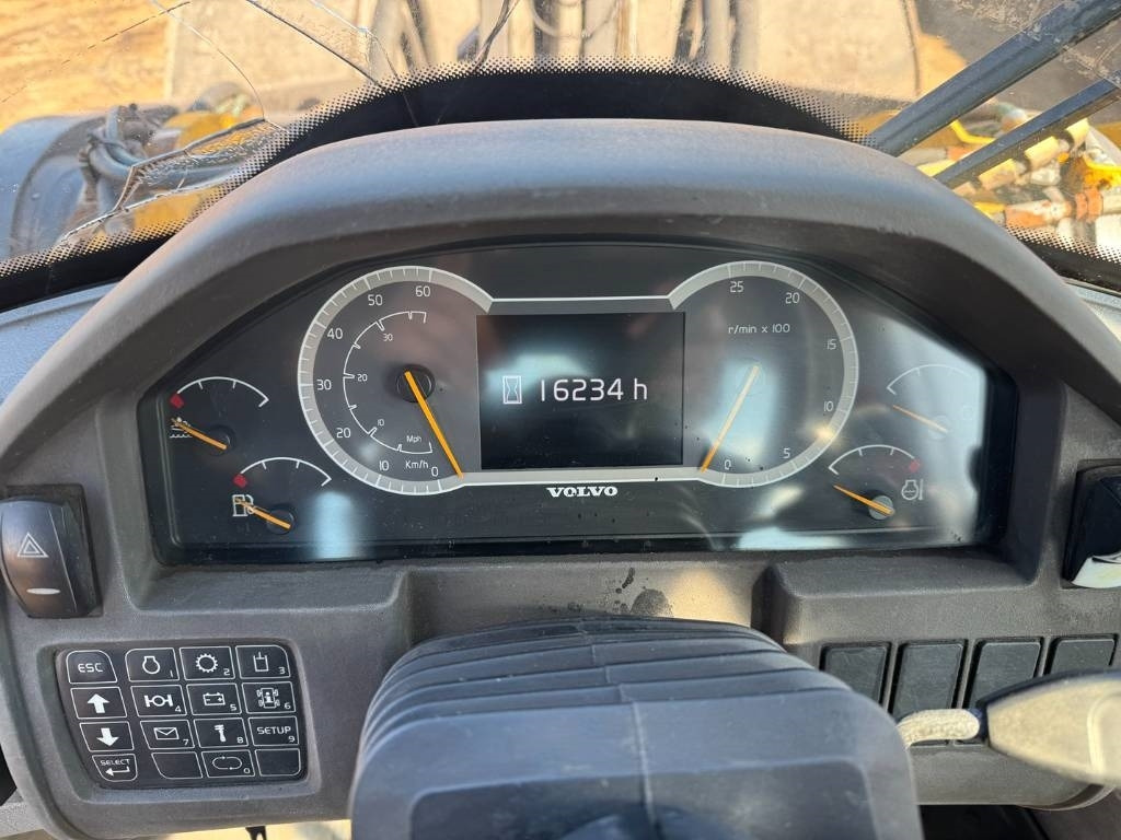 Chargeuse sur pneus Volvo L 220 H ( WITH NEW TYRES ): photos 21