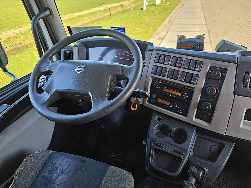 Photo d'intérieur 1: Camion fourgon Volvo FL 250.12