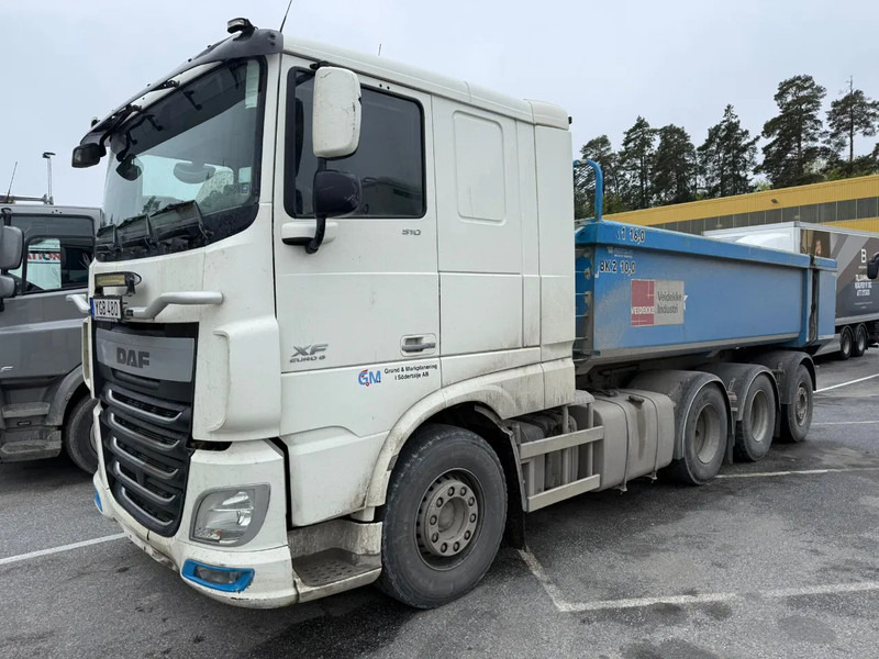 DAF XF 510 Ginaf 8x4*4 - Tipper - Euro 6 - Steering axle - Steel front suspension - Camion benne: photos 2 DAF XF 510 Ginaf 8x4*4 - Tipper - Euro 6 - Steering axle - Steel front suspension - Camion benne: photos 2
