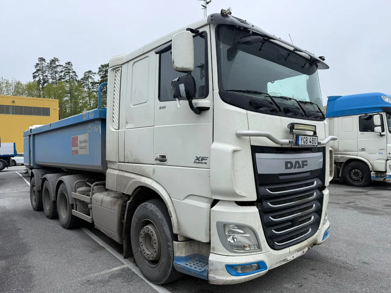 DAF XF 510 Ginaf 8x4*4 - Tipper - Euro 6 - Steering axle - Steel front suspension - Camion benne: photos 1 DAF XF 510 Ginaf 8x4*4 - Tipper - Euro 6 - Steering axle - Steel front suspension - Camion benne: photos 1