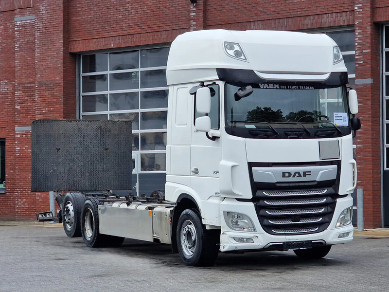 DAF XF 530 SuperSpaceCab 6x2*4 - Chassis 740 cm - Loadlift - Steering axle - Leather - - Châssis cabine: photos 1 DAF XF 530 SuperSpaceCab 6x2*4 - Chassis 740 cm - Loadlift - Steering axle - Leather - - Châssis cabine: photos 1