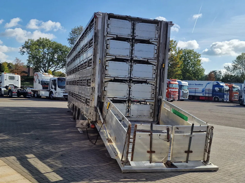 Semi-remorque bétaillère Pezzaioli 5 deck livestock trailer - Water & Ventilation - Loadlift - Folding floors - BPW Axle - 155M3: photos 9 Semi-remorque bétaillère Pezzaioli 5 deck livestock trailer - Water & Ventilation - Loadlift - Folding floors - BPW Axle - 155M3: photos 9