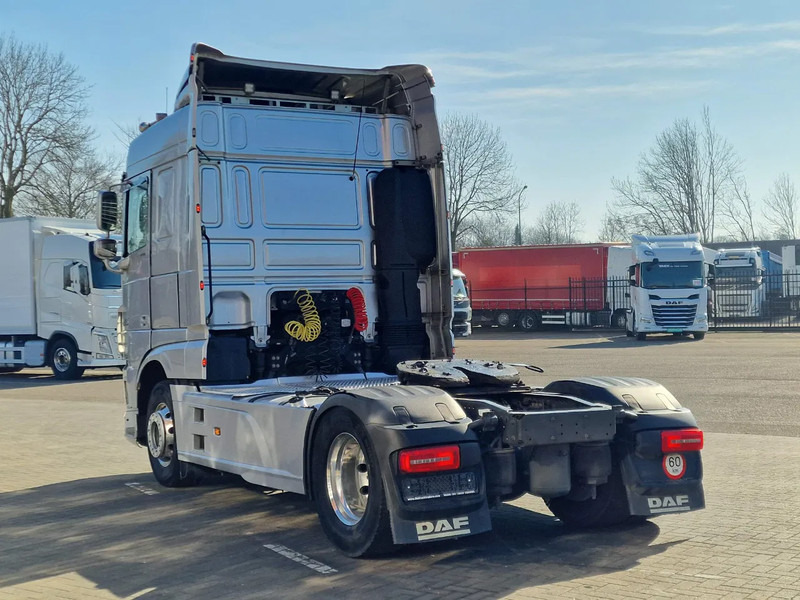 DAF XF 440 SpaceCab 4x2 - Full spoiler - Alloy wheels - Air horn - Light bar - Tracteur routier: photos 5 DAF XF 440 SpaceCab 4x2 - Full spoiler - Alloy wheels - Air horn - Light bar - Tracteur routier: photos 5