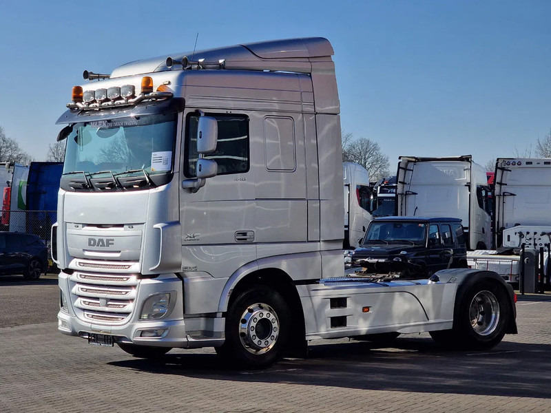 DAF XF 440 SpaceCab 4x2 - Full spoiler - Alloy wheels - Air horn - Light bar - Tracteur routier: photos 3 DAF XF 440 SpaceCab 4x2 - Full spoiler - Alloy wheels - Air horn - Light bar - Tracteur routier: photos 3