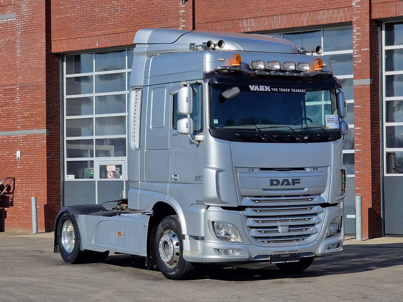 DAF XF 440 SpaceCab 4x2 - Full spoiler - Alloy wheels - Air horn - Light bar - Tracteur routier: photos 1 DAF XF 440 SpaceCab 4x2 - Full spoiler - Alloy wheels - Air horn - Light bar - Tracteur routier: photos 1