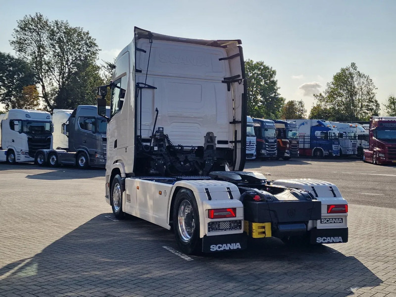 Scania 590S V8 NGS Highline 4x2 - New - Facelift - Full spec - Retarder - Leather - Full air - Tracteur routier: photos 5 Scania 590S V8 NGS Highline 4x2 - New - Facelift - Full spec - Retarder - Leather - Full air - Tracteur routier: photos 5