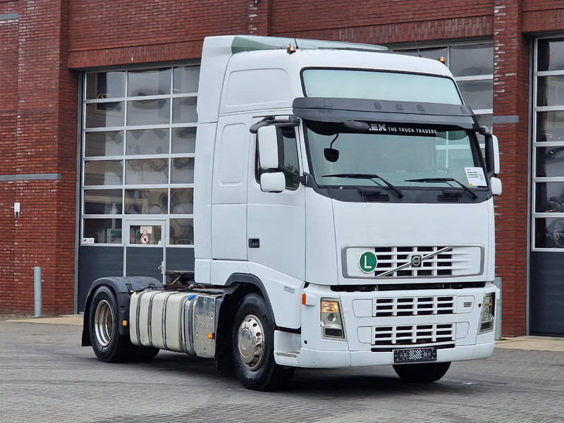 Volvo FH 13.440 Globetrotter XL 4x2 - Manual gearbox - Euro 5 - Low KM - Tracteur routier: photos 1 Volvo FH 13.440 Globetrotter XL 4x2 - Manual gearbox - Euro 5 - Low KM - Tracteur routier: photos 1