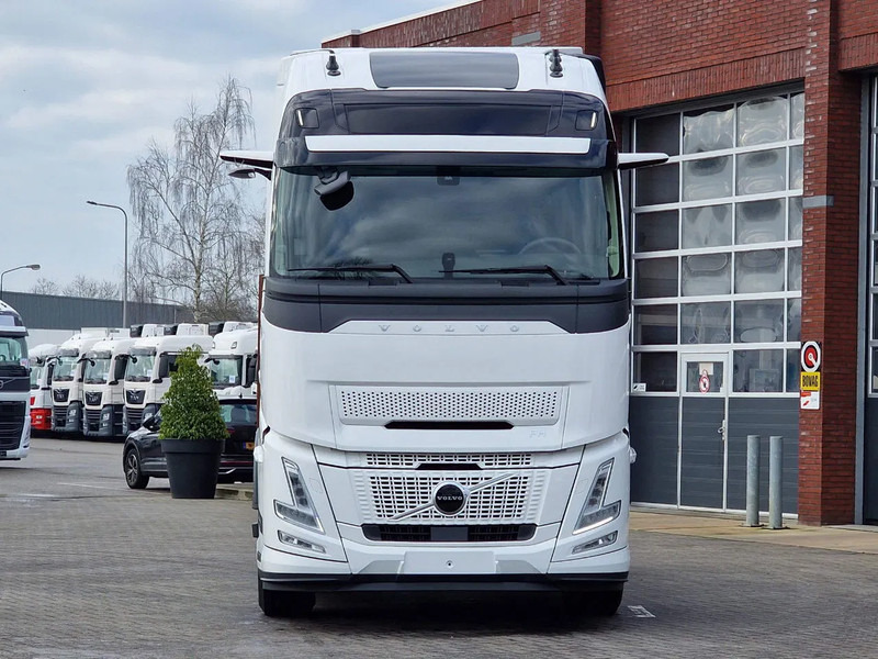 Volvo FH 13.500 Aero Globetrotter XL 4x2 - I Save - I parkcool - 2x tank - Mirror cams - Tracteur routier: photos 2 Volvo FH 13.500 Aero Globetrotter XL 4x2 - I Save - I parkcool - 2x tank - Mirror cams - Tracteur routier: photos 2