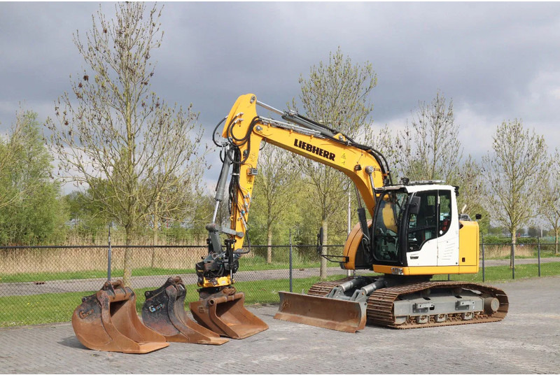 Liebherr R914 COMPACT S | ROTOTILT | 3X BUCKET | DOZERBLADE - Pelle sur chenille: photos 2 Liebherr R914 COMPACT S | ROTOTILT | 3X BUCKET | DOZERBLADE - Pelle sur chenille: photos 2