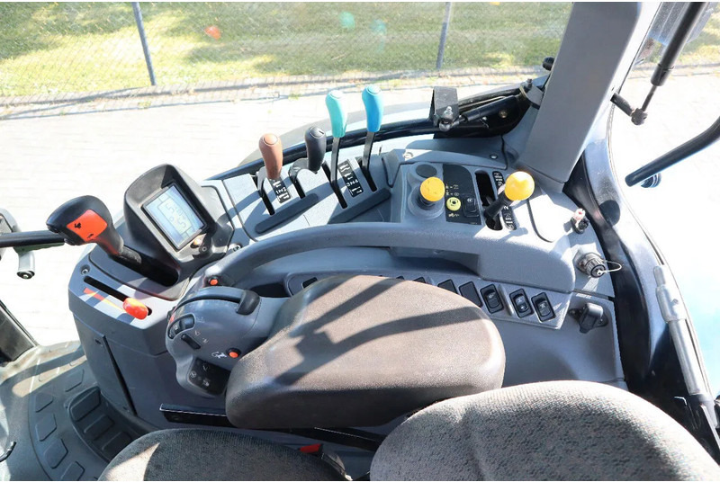 New Holland TS135A | 40 KM/H | 4X4 | SUPERSTEER — crédit-bail New Holland TS135A | 40 KM/H | 4X4 | SUPERSTEER: photos 17 New Holland TS135A | 40 KM/H | 4X4 | SUPERSTEER — crédit-bail New Holland TS135A | 40 KM/H | 4X4 | SUPERSTEER: photos 17