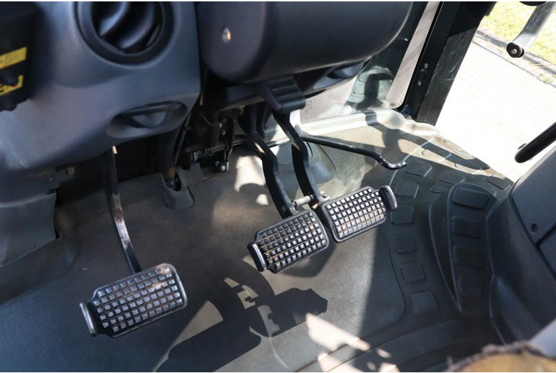 New Holland TS135A | 40 KM/H | 4X4 | SUPERSTEER — crédit-bail New Holland TS135A | 40 KM/H | 4X4 | SUPERSTEER: photos 18 New Holland TS135A | 40 KM/H | 4X4 | SUPERSTEER — crédit-bail New Holland TS135A | 40 KM/H | 4X4 | SUPERSTEER: photos 18